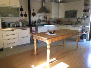 - une cuisine avec une table en bois et un bol de fruits dans l'établissement Una Casa di Campagna, à Dossobuono