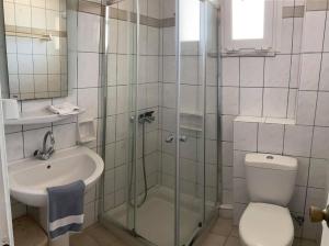 Koupelna v ubytování Nafsika Hotel + 24 fotografií
