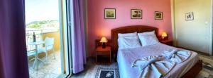 Postel nebo postele na pokoji v ubytování Nafsika Hotel
