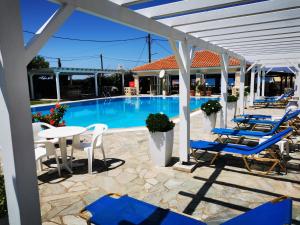 Bazén v ubytování Nafsika Hotel nebo v jeho okolí