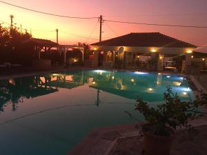 Bazén v ubytování Nafsika Hotel nebo v jeho okolí