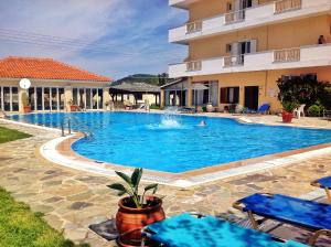 Bazén v ubytování Nafsika Hotel nebo v jeho okolí