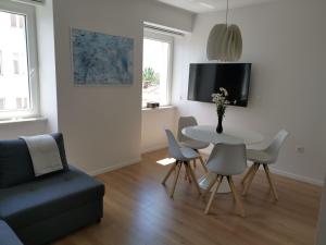 Televízia a/alebo spoločenská miestnosť v ubytovaní Marina Rijeka Center apartments