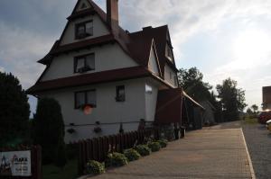 Leśnica的住宿－Pokoje u Marysi，一座白色的大房子,有尖顶