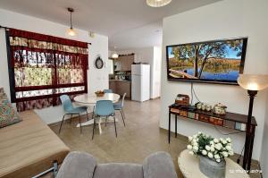 a living room with a table and a dining room at Zemer Lodging in Sede Eli‘ezer