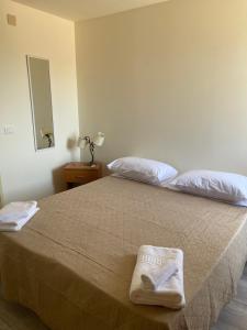 - une chambre avec un lit et 2 serviettes dans l'établissement casa vacanza Antico Baglio, à Castelbuono