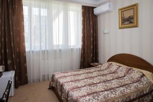 Schlafzimmer mit einem Bett und einem Fenster in der Unterkunft Persian Palace Hotel in Kiew
