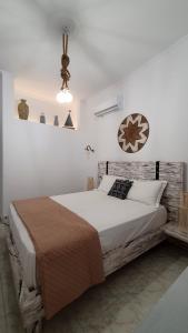 1 dormitorio con 1 cama grande y cabecero de madera en Alexandra's Boutique House en Triovasálos
