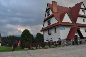 Leśnica的住宿－Pokoje u Marysi，一座白色的大建筑,有红色的屋顶