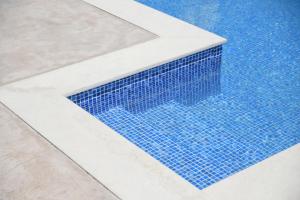 - une piscine revêtue de carrelage bleu dans l'établissement Arismari Villa - Heated Private Pool, à episkopi-heraklion