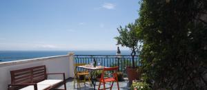 a table and chairs on a balcony with a view of the ocean at Casa Vacanza "Le Note del Mare" in Vietri sul Mare