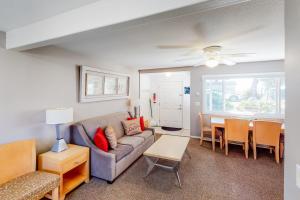 Gallery image of Sandals Inn | Oceanside Cabana in Cannon Beach