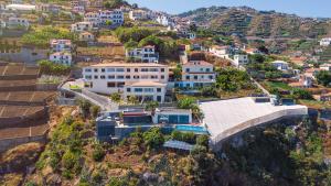 een luchtfoto van een huis op een heuvel bij Villa Amplitude in Câmara de Lobos
