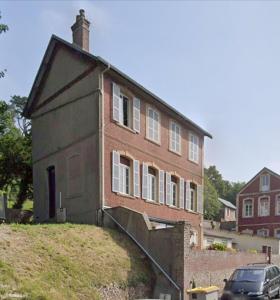 ein Haus auf einem Hügel mit einem Auto davor in der Unterkunft Appartements a 5 minutes de la mer a pied in Étretat