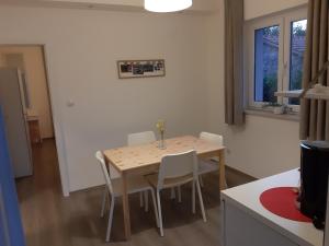 Vrh的住宿－Natasa apartments Krk，厨房里配有餐桌和椅子