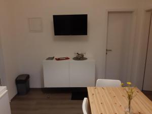 En tv och/eller ett underhållningssystem på Natasa apartments Krk