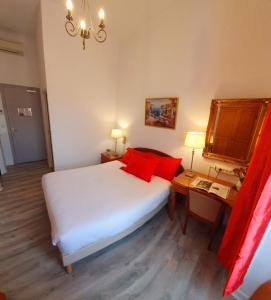 Кровать или кровати в номере Hôtel Richelieu