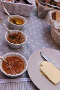 einen Tisch mit Speisen und Käse in der Unterkunft Il giardino degli aranci in Modolo