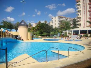 בריכת השחייה שנמצאת ב-Benalmadena Jupiter - SunSea Apartments או באזור