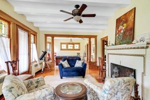 sala de estar con ventilador de techo y chimenea en Mountain View Victorian with Convenient Location and Lots of Space tp Play farmhouse, en Napanoch