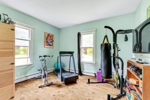 Gimnasio o instalaciones de fitness de Mountain View Victorian with Convenient Location and Lots of Space tp Play farmhouse