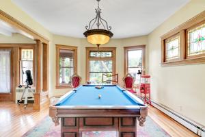 Mesa de billar en Mountain View Victorian with Convenient Location and Lots of Space tp Play farmhouse