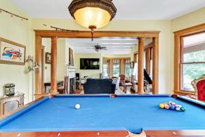 Mesa de billar en Mountain View Victorian with Convenient Location and Lots of Space tp Play farmhouse