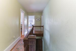 Imagen de la galería de Mountain View Victorian with Convenient Location and Lots of Space tp Play farmhouse, en Napanoch