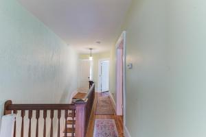 Imagen de la galería de Mountain View Victorian with Convenient Location and Lots of Space tp Play farmhouse, en Napanoch