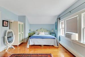 Cama o camas de una habitación en Mountain View Victorian with Convenient Location and Lots of Space tp Play farmhouse