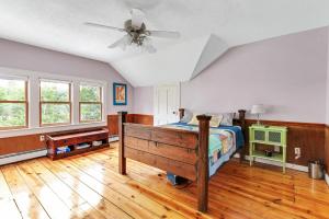 Cama o camas de una habitación en Mountain View Victorian with Convenient Location and Lots of Space tp Play farmhouse