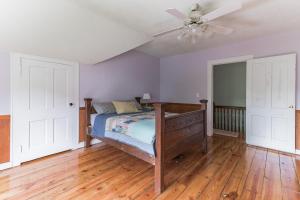Cama o camas de una habitación en Mountain View Victorian with Convenient Location and Lots of Space tp Play farmhouse