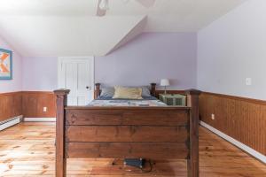Imagen de la galería de Mountain View Victorian with Convenient Location and Lots of Space tp Play farmhouse, en Napanoch