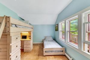 Cama o camas de una habitación en Mountain View Victorian with Convenient Location and Lots of Space tp Play farmhouse