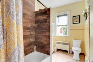 Un baño de Mountain View Victorian with Convenient Location and Lots of Space tp Play farmhouse