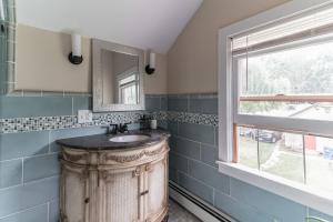 Imagen de la galería de Mountain View Victorian with Convenient Location and Lots of Space tp Play farmhouse, en Napanoch