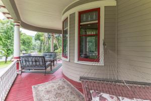 Un balcón o terraza de Mountain View Victorian with Convenient Location and Lots of Space tp Play farmhouse