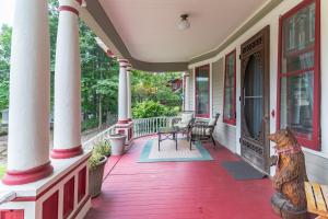 Un balcón o terraza de Mountain View Victorian with Convenient Location and Lots of Space tp Play farmhouse