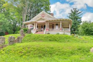 Jardín al aire libre en Mountain View Victorian with Convenient Location and Lots of Space tp Play farmhouse