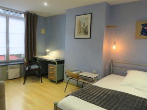 um quarto de hotel com uma cama e uma secretária em Chambres du Petit Bois em Charleville-Mézières