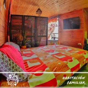 Łóżko lub łóżka w pokoju w obiekcie Casita del arbol Hostel