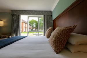 Postel nebo postele na pokoji v ubytování Bush Hotel Farnham