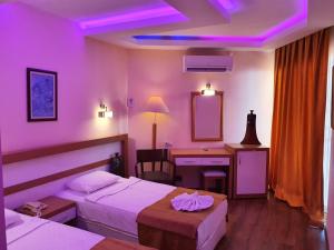 Een bed of bedden in een kamer bij Kleopatra Ikiz Hotel