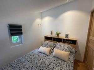 een slaapkamer met een bed met twee kussens bij Jolie annexe du mas dans le cœur de la garrigue nîmoise in Nîmes +54 foto's