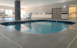 una piscina en el medio de un edificio en Country Inn & Suites by Radisson, Clarksville, TN, en Clarksville