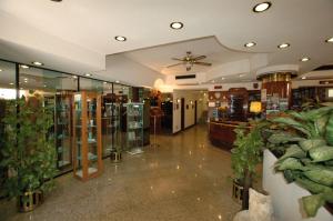 un negozio con piante e un ventilatore a soffitto in un edificio di Hotel Crystal a Portoferraio