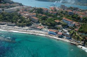 una vista aerea di una spiaggia in una città di Hotel Crystal a Portoferraio