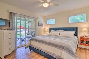 Schlafzimmer mit einem Bett und einem Deckenventilator in der Unterkunft Updated Cottage at Lake Junaluska Golf Course! in Waynesville