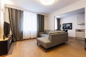 Posezení v ubytování Chic One-Bedroom Apartment with King-Size Bed, Nestled in Vienna's Vibrant Heart