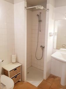 uma casa de banho com um chuveiro, um WC e um lavatório. em Mas des Figues Gîte #farmstay #certifiedorganic #zeropesticide #agritourism #ecotourism #saintrémydeprovence #Alpilles em Saint-Rémy-de-Provence